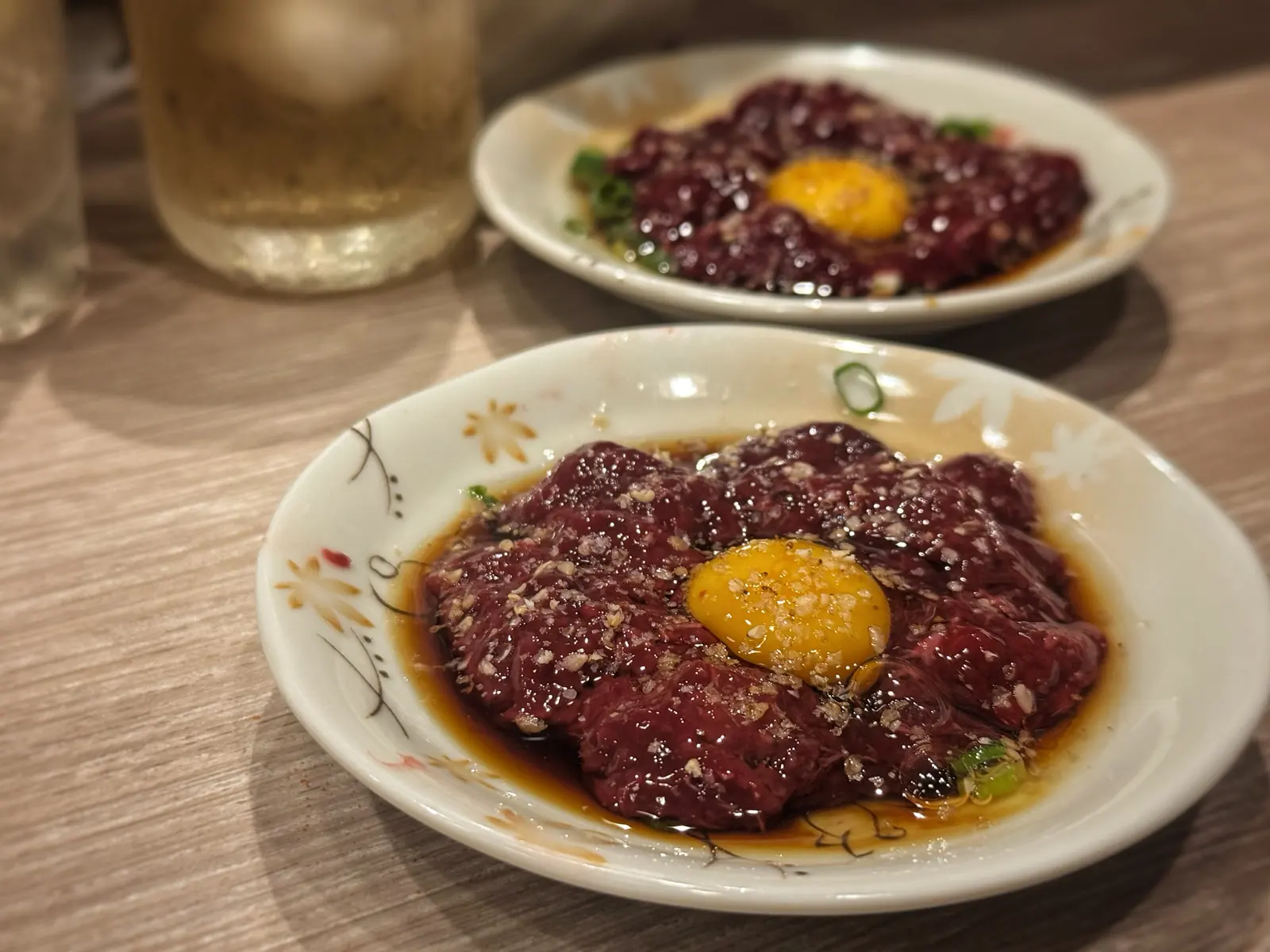 チレが二皿と、奥にハイボール